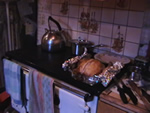 Le dessus de mon Stanley stove, avec un poulet cuit juste a point et la vieille bouilloire de ma grand-mere, souvenir de mon enfance Belge.
