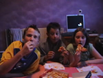 Krish, Brook et Oonagh un vendredi soir en septembre 2005, devorant une grande pizza!