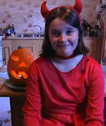 Oonagh deguise en diable pour feter le halloween fin octobre 2005